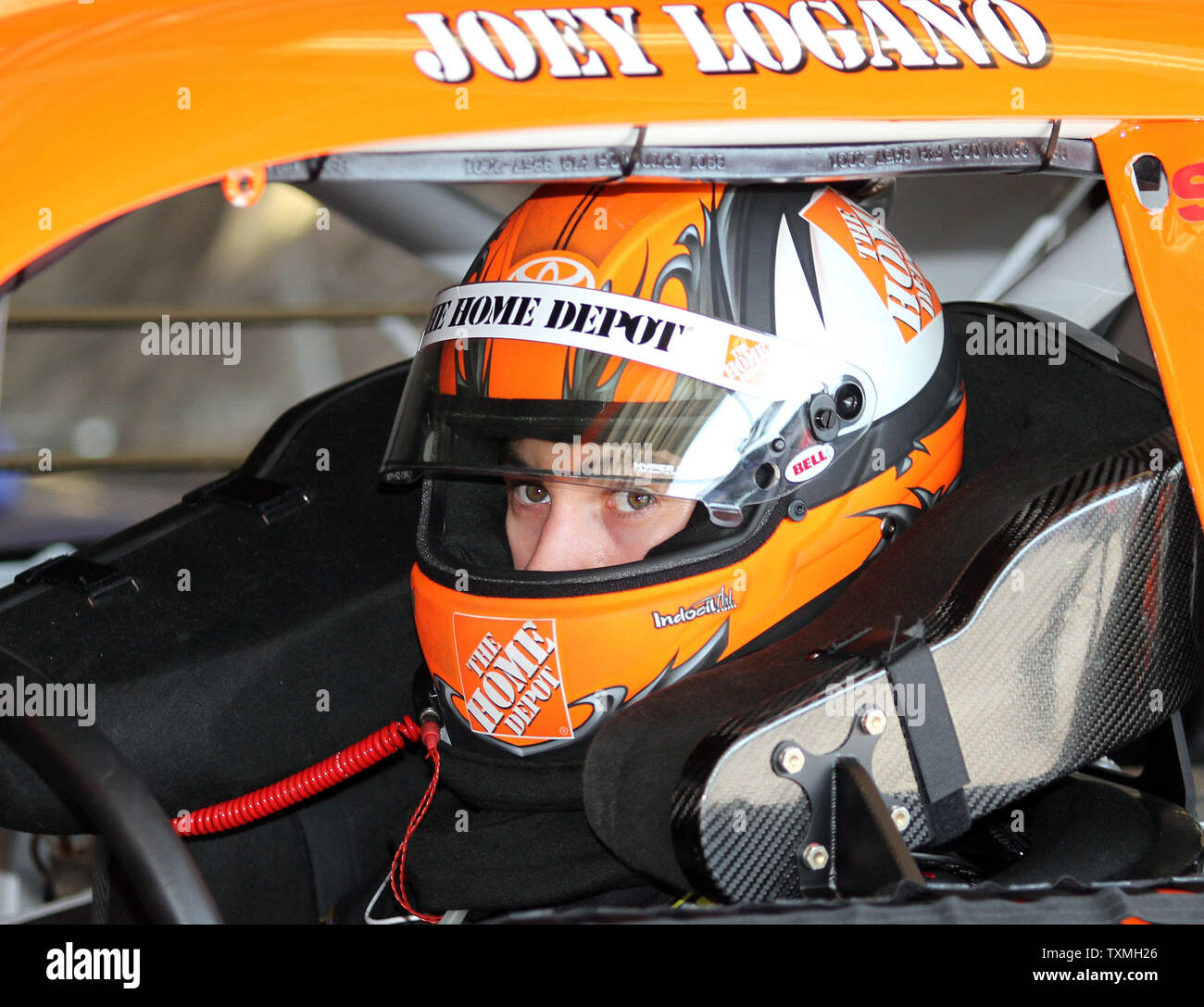 Joey Logano est assis dans sa voiture en attendant de retourner sur la piste pour la dernière session d'essais pour le Daytona 500 à Daytona International Speedway de Daytona Beach, Floride le 19 février 2011. UPI Photo/Martin Fried Banque D'Images