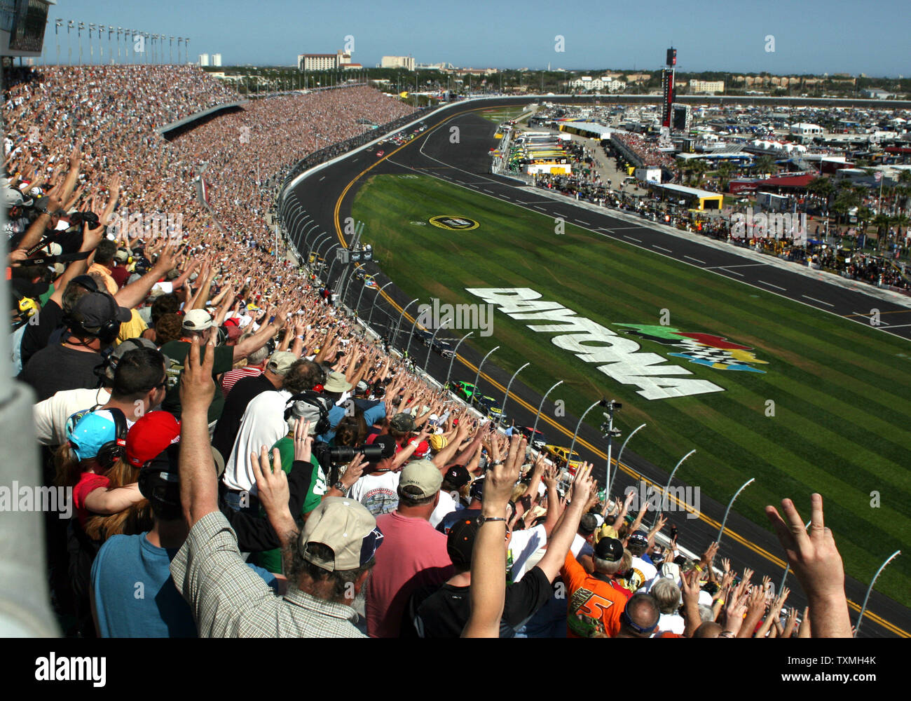 Fans contenir jusqu'à 3 doigts à la mémoire de Dale Earnhardt, qui a perdu la vie il y a dix ans, pendant la 53e édition du Daytona 500 Daytona International Speedway de Daytona Beach, Floride le 20 février 2011. Photo UPI/Tchad Cameron Banque D'Images