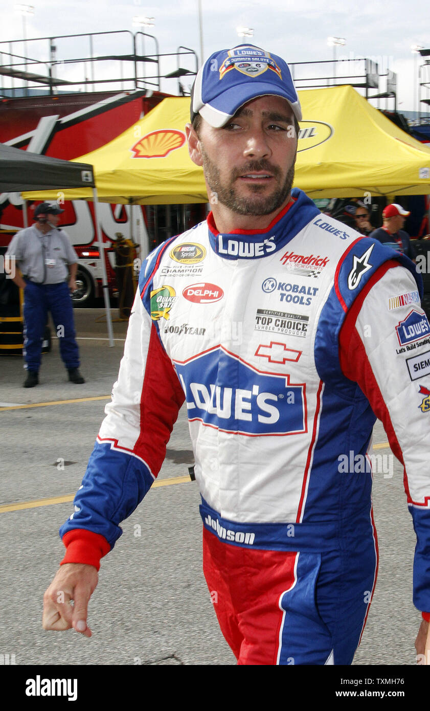 Jimme Johnson promenades dans la zone de garage à sa voiture avant de Coke Zero 400 pratiques au Daytona International Speedway de Daytona Beach, Floride le 30 juin 2011. Photo UPI/Michael Bush Banque D'Images