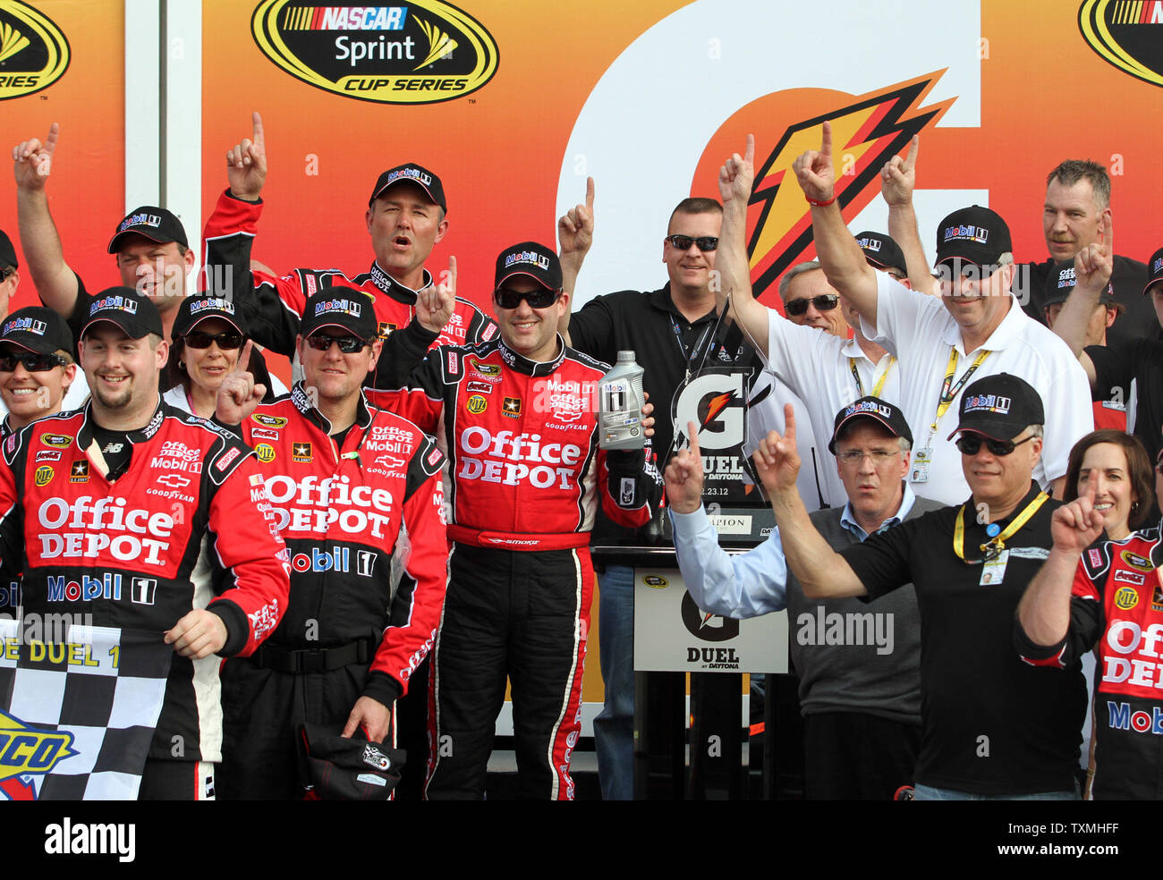 Tony Stewart et célèbre l'équipe gagnant le Gatorade Duel NASCAR # 1 à la Daytona International Speedway de Daytona Beach, Floride le 23 février 2012. UPI/Michael Bush Banque D'Images