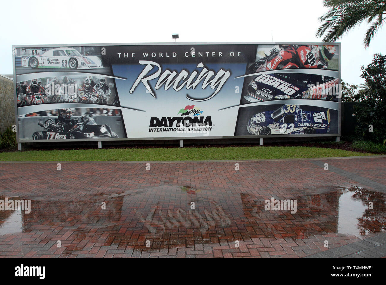 Le Daytona 500 heure de départ a été fixé au 7:00h à 12:00 pm un début parce que la pluie continue à Daytona International Speedway de Daytona Beach, Floride le 26 février 2012. UPI/Michael Bush Banque D'Images