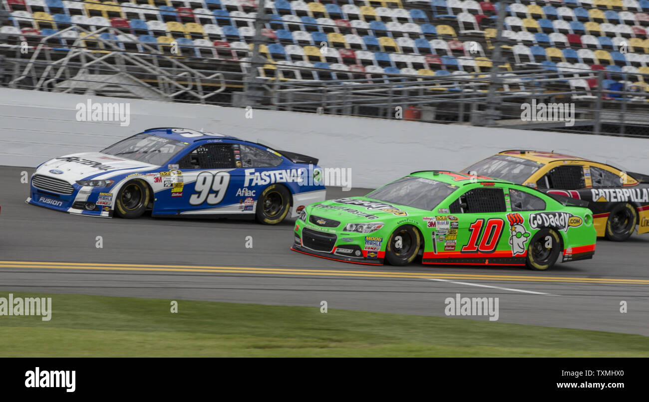 Pilote de NASCAR Danica Patrick, vainqueur de la pôle position pour le Daytona 500, les lecteurs son #  10 Go Daddy Chevrolet au cours de la pratique pour la NASCAR Sprint Cup Series à Daytona International Speedway de Daytona Beach, FL, le 20 février 2013. Carl Edwards dans la # 99 Fastenal Ford et Jeff Burton dans le # 31 Caterpillar Chevrolet s'exécuter en arrière-plan. UPI/Mark Wallheiser Banque D'Images