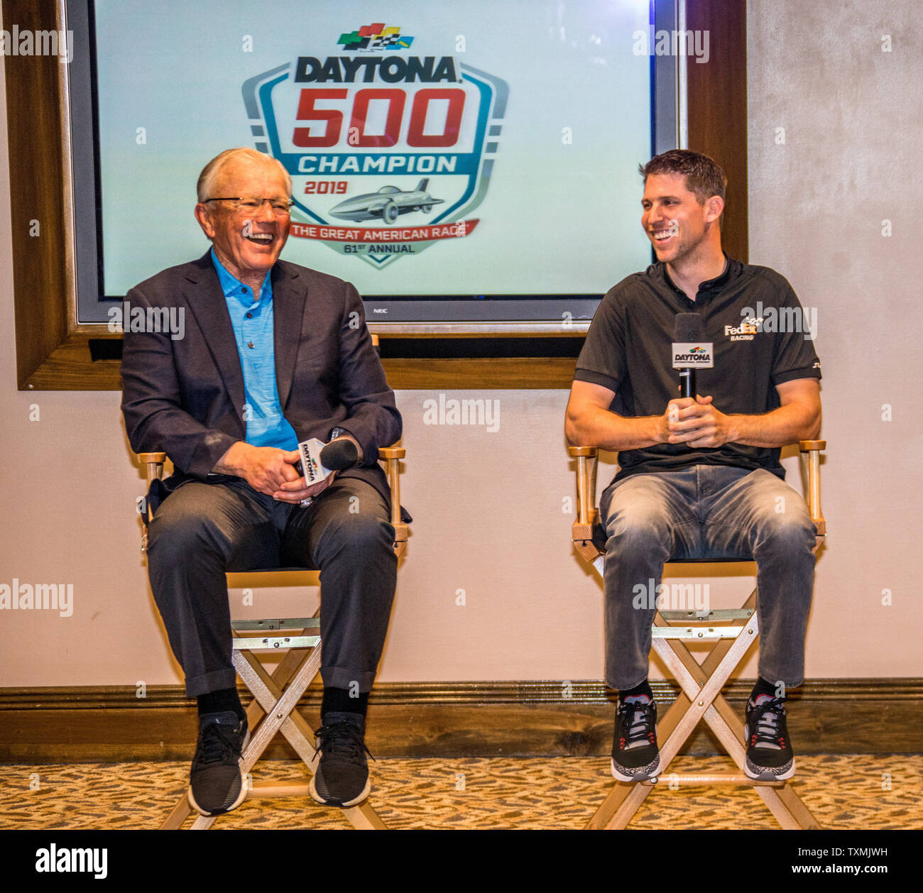 Propriétaire de voiture Joe Gibbs (L) et Denny Hamlin discuter la gagnante 2019 Daytona 500 le 18 février 2019 à Daytona, en Floride. Photo par Edwin Locke/UPI Banque D'Images