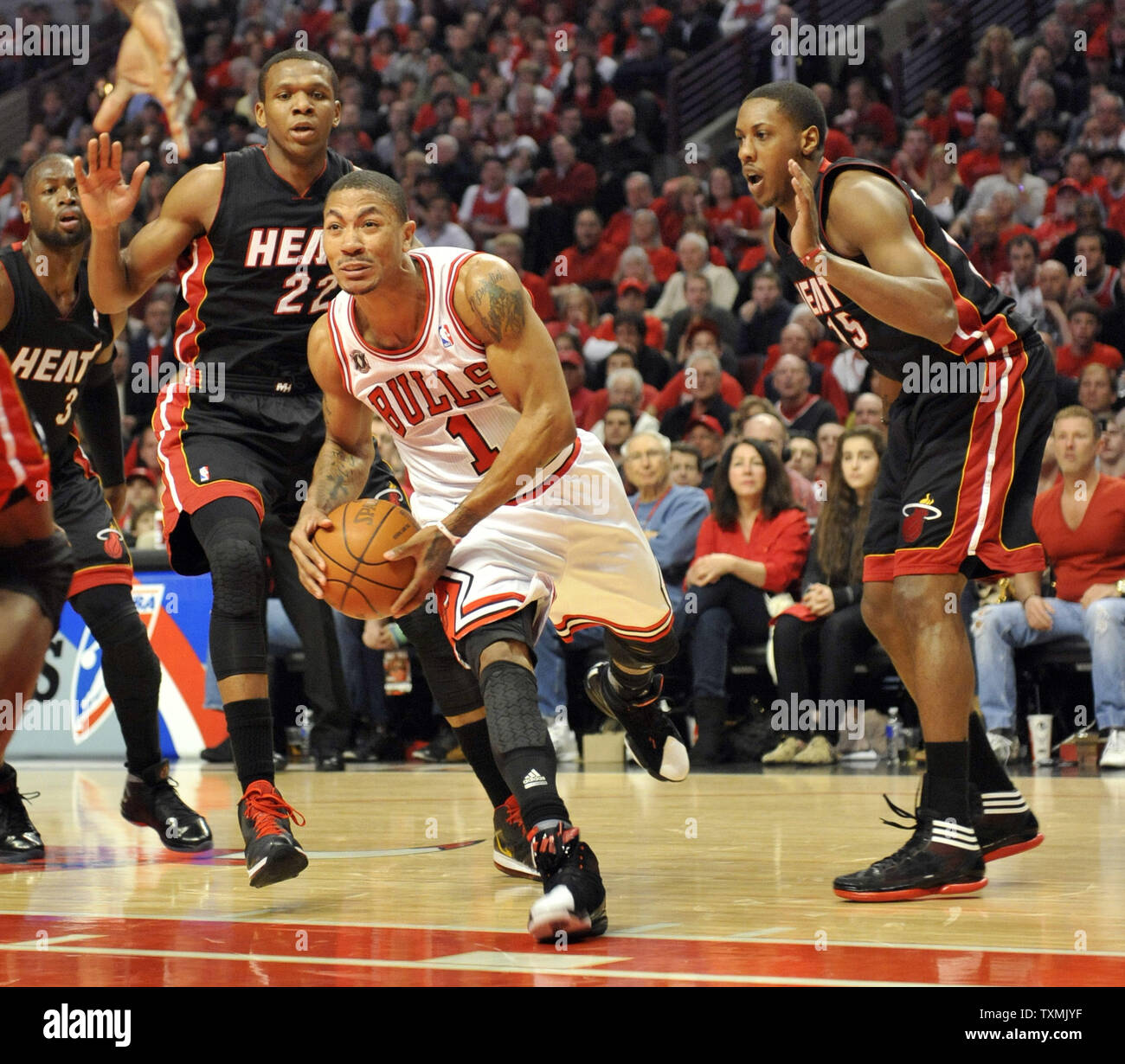 Garde Chicago Bulls Derrick Rose (C) est gardé Miami Heat en avant James Jones (L) et Miami Heat guard Mario Chalmers durant la firstquarter de jeu 1 de la finale de conférence de l'Est à l'United Center de Chicago le 15 mai 2011. UPI/David Banks Banque D'Images