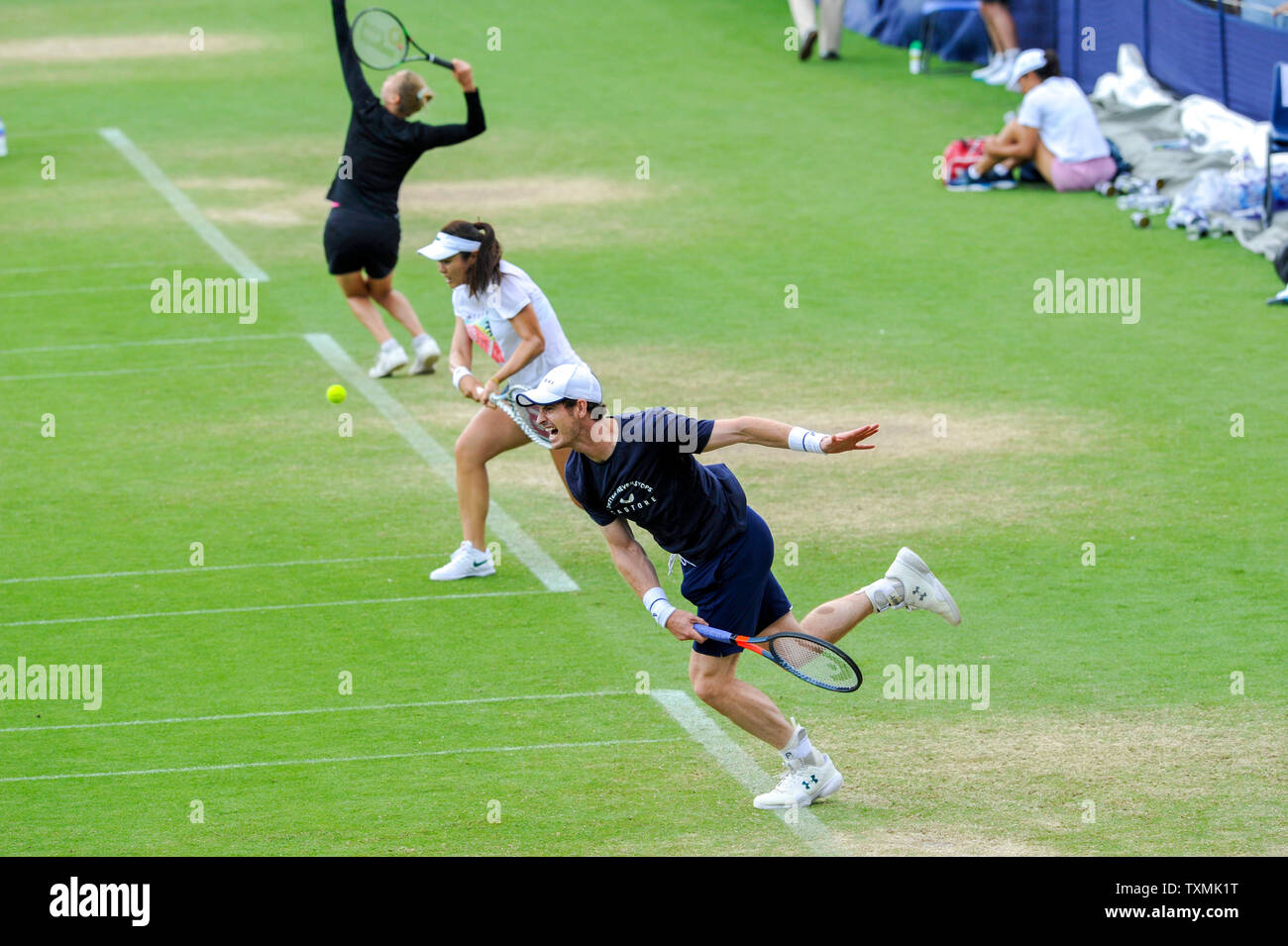 Eastbourne, Royaume-Uni. 25 Juin, 2019. Andy Murray lors d'une session de formation avant son match de double plus tard à la Nature Valley le tournoi international de tennis du Devonshire Park à Eastbourne . Crédit : Simon Dack/Alamy Live News Banque D'Images