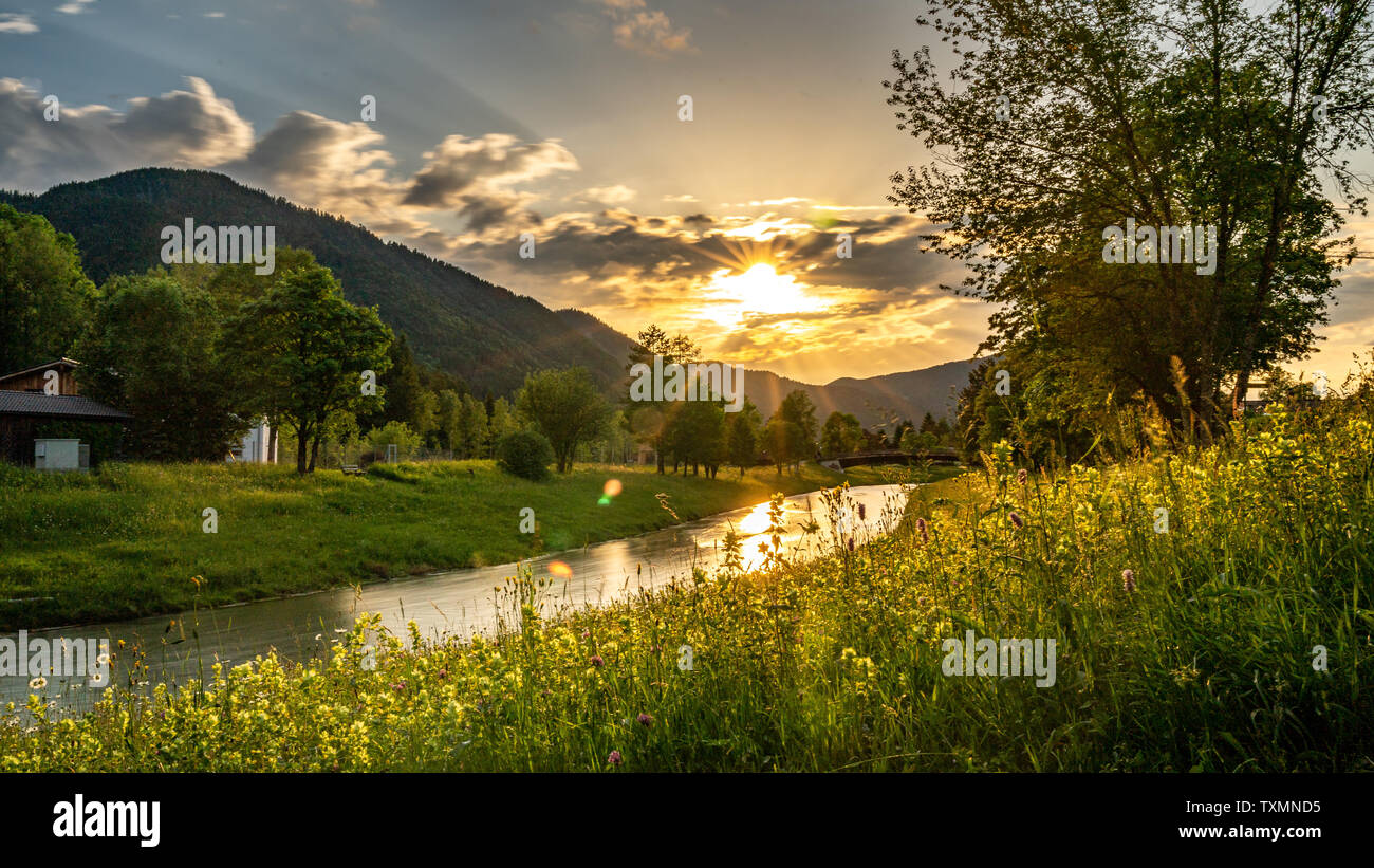 Coucher du soleil à la rivière ammer à Oberammergau, Allemagne Banque D'Images