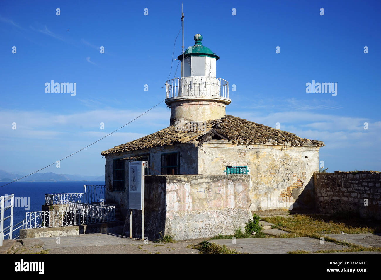 Corfou, Grèce - CIRCA MAI 2019 Light House sur le rocher dans le vieux fort Banque D'Images