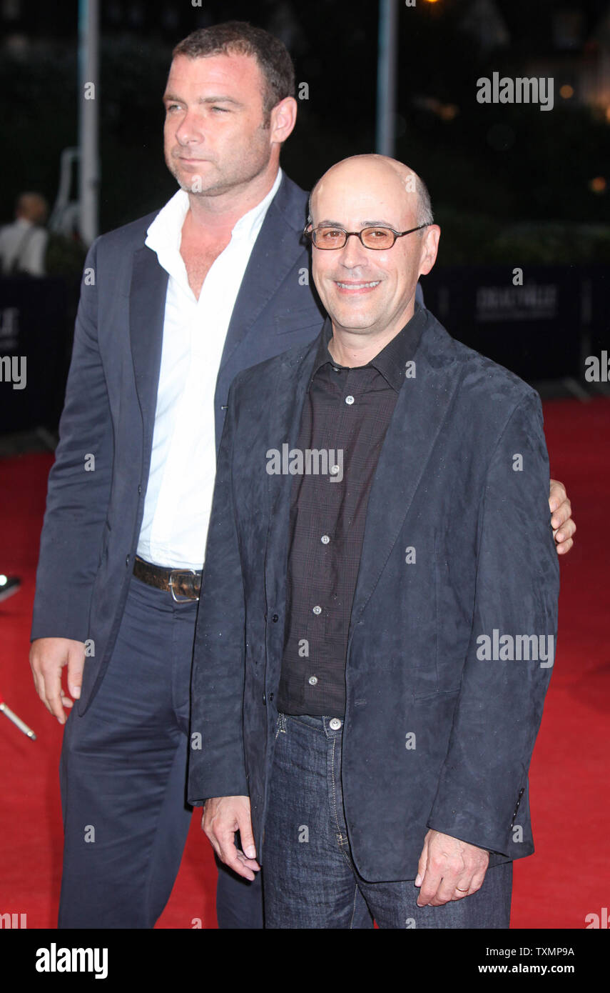 Liev Schreiber (L) et Richard Levine arrivent sur le tapis rouge avant la projection du film 'Tous les jours' au cours de la 36ème Festival du Cinéma Américain de Deauville à Deauville, France le 6 septembre 2010. UPI/David Silpa Banque D'Images