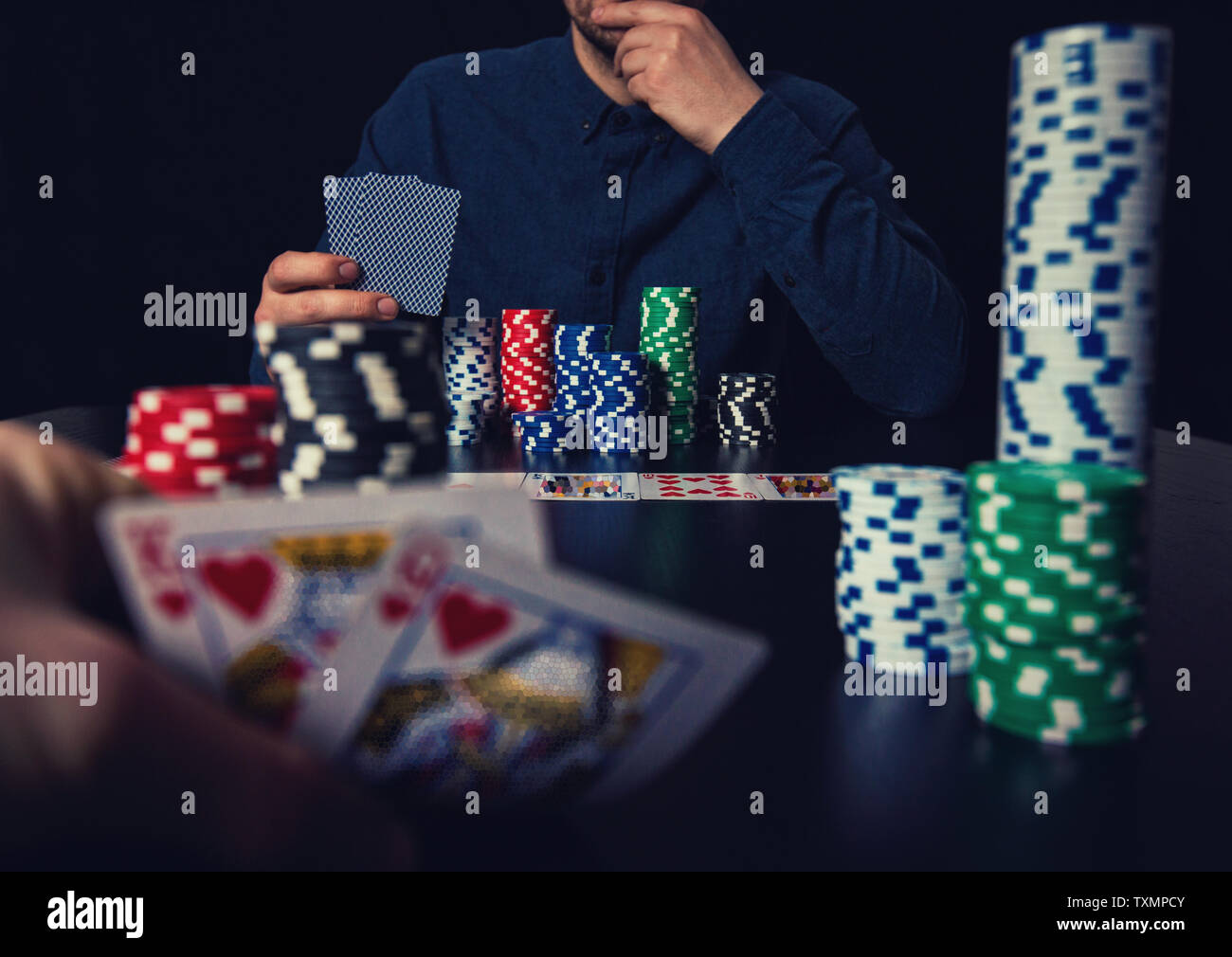 Close up de joueurs de poker à deux hommes prudents en jouant aux cartes. Plaquettes de pari sur la table de casino. Gagnant du tournoi de jeu concept réussite ove Banque D'Images