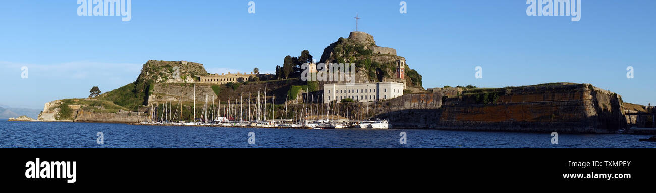 Corfou, Grèce - CIRCA MAI 2019 Panorama de la marina et le vieux fort Banque D'Images