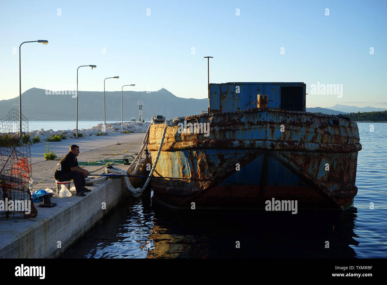 Corfou, Grèce - CIRCA MAI 2019 pêcher près de cargo basrge Banque D'Images