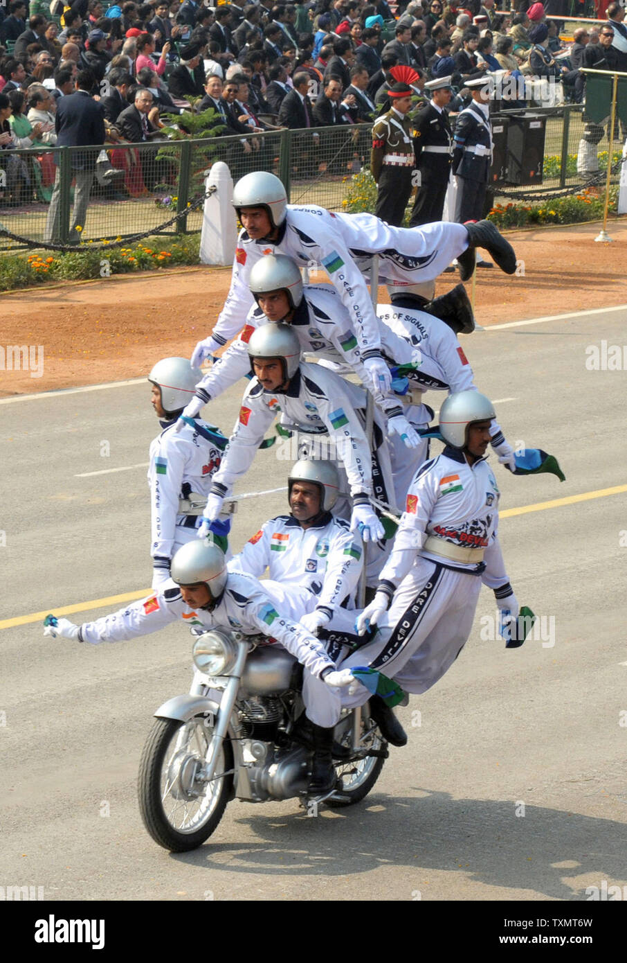 Les soldats de l'armée indienne afficher leurs compétences sur une moto au cours de la 62e Journée de la République défilé à New Delhi, Inde Le mercredi, Janvier 26,2011. La Journée de la république marque le jour en 1950 lorsque la nouvelle constitution est entrée en vigueur après l'Inde a obtenu son indépendance de la Grande-Bretagne en 1947. UPI/Raj Patidar Banque D'Images