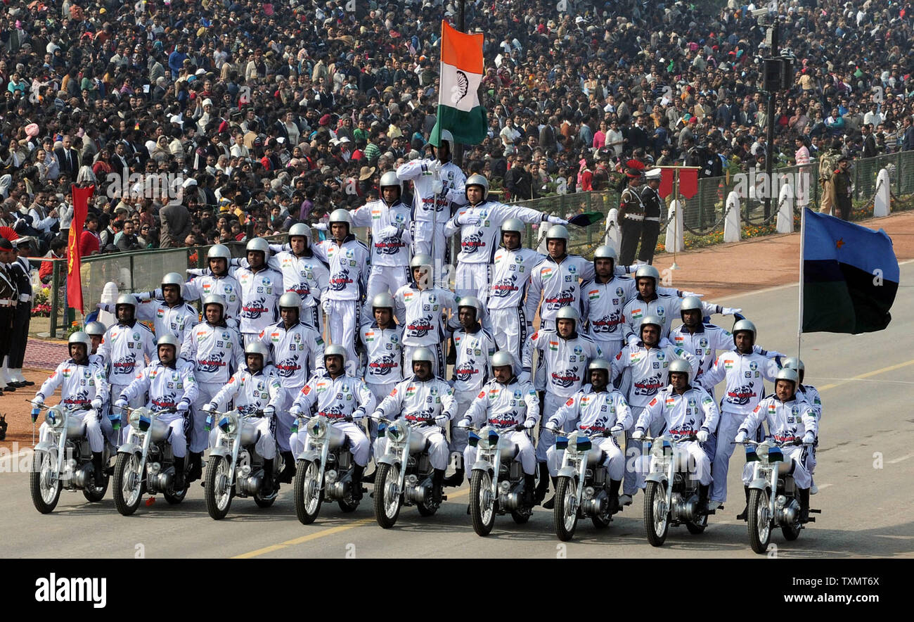 Les soldats de l'armée indienne afficher leurs compétences sur des motos au cours de la 62e Journée de la République défilé à New Delhi, Inde Le mercredi, Janvier 26,2011. La Journée de la république marque le jour en 1950 lorsque la nouvelle constitution est entrée en vigueur après l'Inde a obtenu son indépendance de la Grande-Bretagne en 1947. UPI/Raj Patidar Banque D'Images