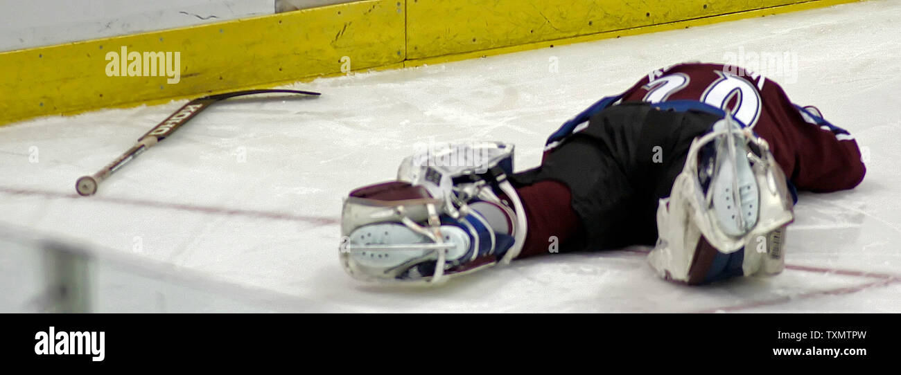 Colorado Avalanche Vitaly Kolesnik gardien se trouve étendu sur la glace après une collision avec l'aile gauche des Sénateurs d'Ottawa, Antoine Vermette (non représenté) à le Pepsi Center de Denver, Colorado, le 12 décembre 2005. Vermette a été pénalisé pour interférences gardien après la collision. (Photos d'UPI/Gary C. Caskey) Banque D'Images