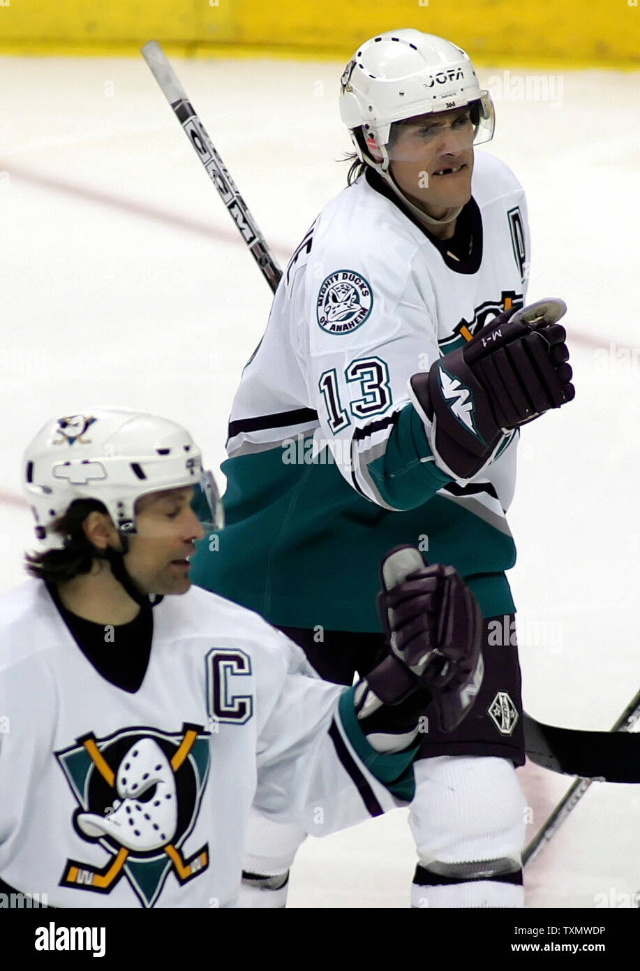 Mighty Ducks d'Anaheim Teemu Selanne de droite (R) célèbre son but avec coéquipier le défenseur Scott Niedermayer (L) en troisième période contre l'Avalanche du Colorado au Pepsi Center de Denver le 28 mars 2006. La LNH Selanne a été nommé joueur offensif de la semaine. Battre Colorado Anaheim 4-3. (Photo d'UPI/Gary C. Caskey) Banque D'Images