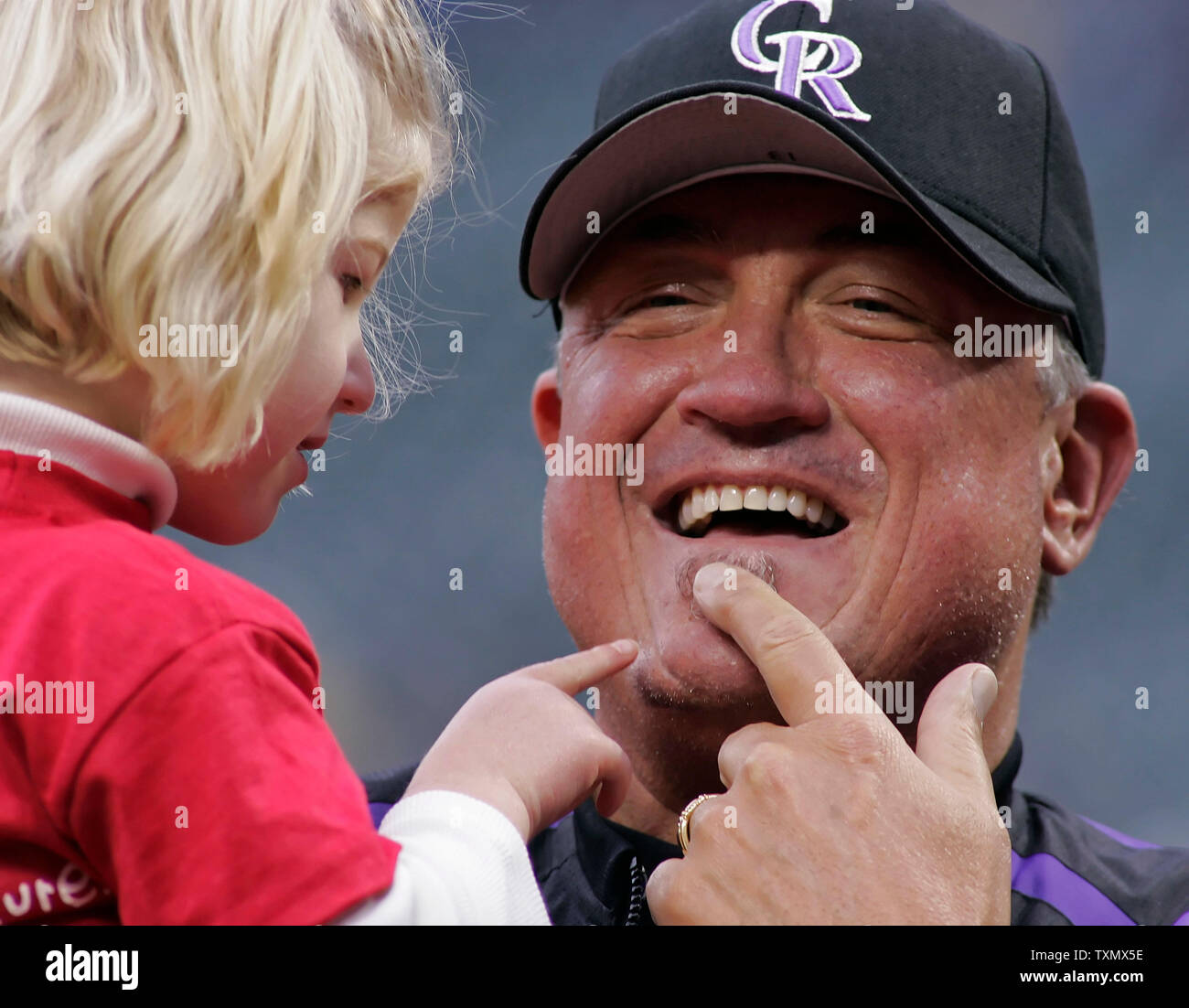 Rockies du Colorado manager Clint Hurdle (R) et rocheuses guest Abby Porter,3, jouer avec sa petite barbiche avant le match contre les Astros de Houston au Coors Field de Denver, le 5 mai 2006. Porter souffre d'un syndrome de Prader-Willi, le même que la fille de l'obstacle. (Photo d'UPI/Gary C. Caskey) Banque D'Images