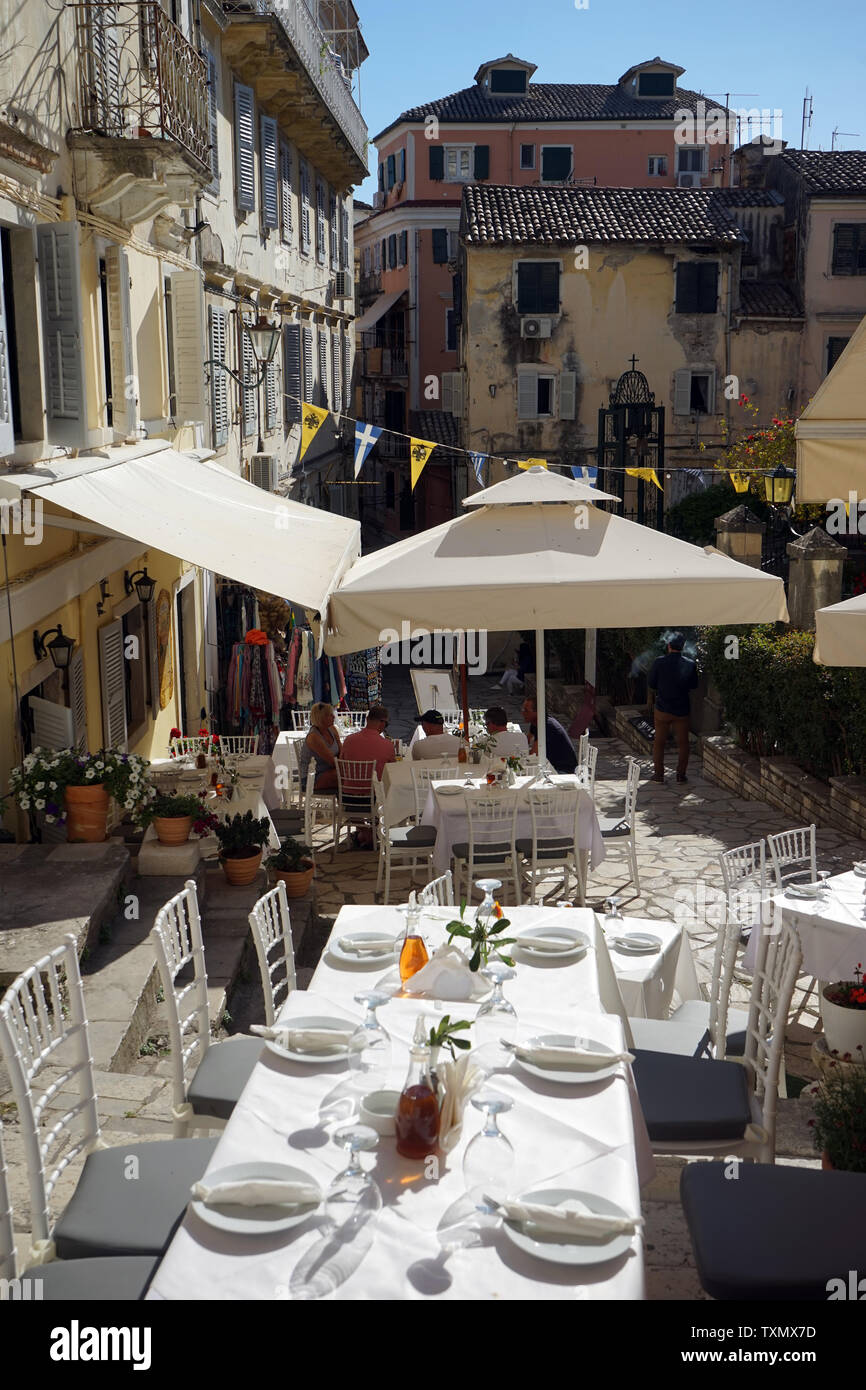 Corfou, Grèce - circa 2019mai Tables sur la rue Banque D'Images