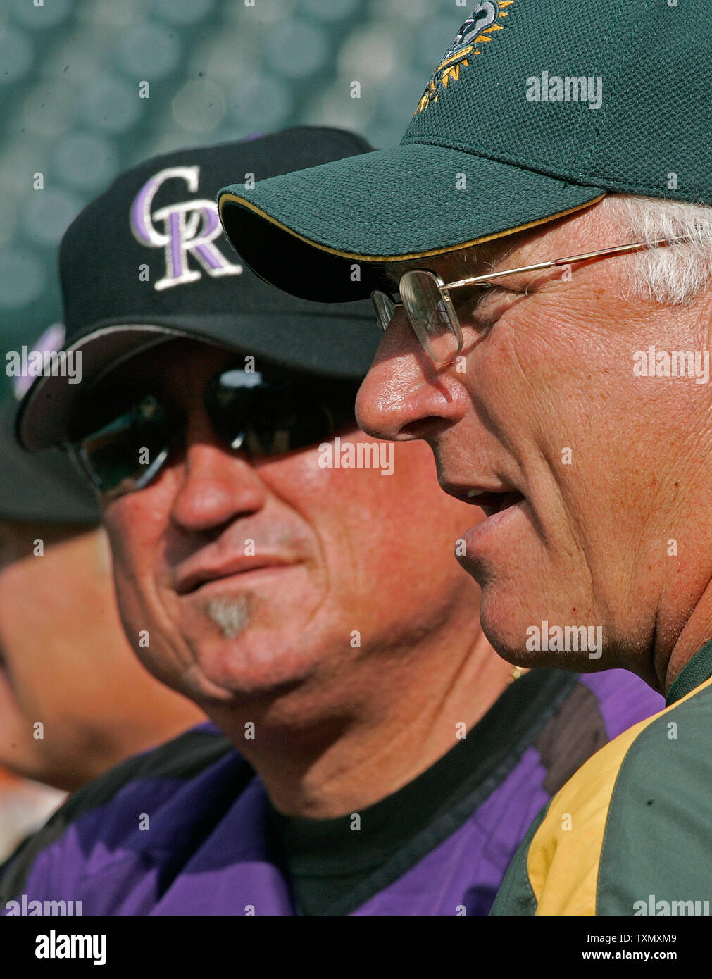 Oakland Athletics manager Ken Macha (R) et Colorado Rockies manager Clint Hurdle (L) regarder la pratique au bâton avant interleague match au Coors Field de Denver le 20 juin 2006. (Photo d'UPI/Gary C. Caskey) Banque D'Images