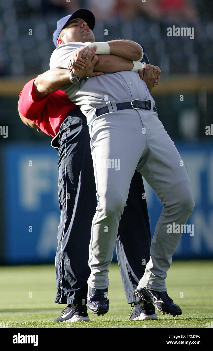 Les Rangers du Texas catcher Gerald Laird (R) est replié sur l'arrière de l'animateur pendant l'échauffement avant le début de jeu interleague au Coors Field de Denver le 23 juin 2006. (Photo d'UPI/Gary C. Caskey) Banque D'Images
