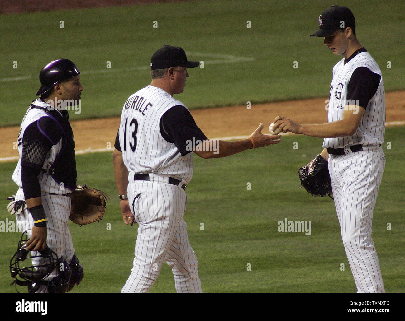 Rockies du Colorado manager Clint Hurdle (C) soulage le lanceur partant Jeff Francis (R) dans la septième manche contre les Rangers du Texas au cours interleague match au Coors Field de Denver le 23 juin 2006. Yorvit Torrealba rocheuses catcher (L) suit obstacle à la butte. (Photo d'UPI/Gary C. Caskey) Banque D'Images