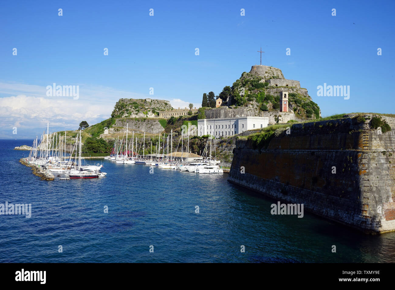 Corfou, Grèce - CIRCA Mai 2019 Marina et le vieux fort Banque D'Images