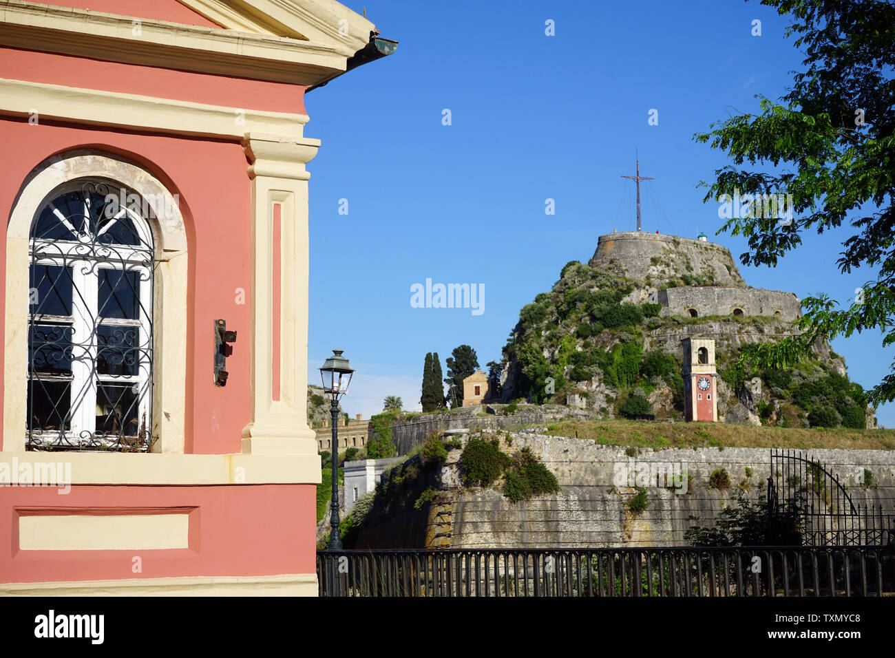 Corfou, Grèce - CIRCA MAI 2019 Fenêtre et le vieux fort Banque D'Images