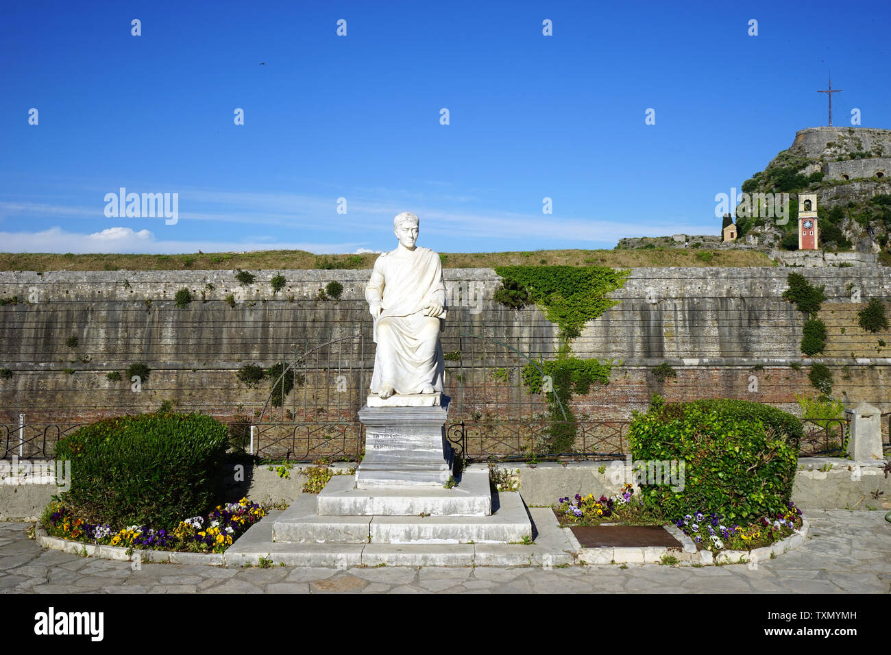 Corfou, Grèce - CIRCA MAI 2019 Statue du Haut Commissaire britannique Guilford dans le Boschetto Park Banque D'Images