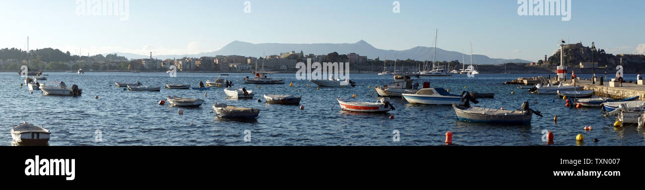 Corfou, Grèce - CIRCA MAI 2019 bateaux dans Bay et de la forteresse Banque D'Images