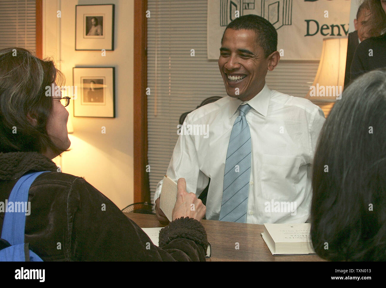 Nous démocrate de l'Illinois le sénateur Barack Obama (C), serre la main au cours de signature de livre tour à l'Tattered Cover book store à Denver le 24 octobre 2006. Le sénateur Obama est dans le Colorado la promotion de son livre "L'Audace de l'espoir' et la participation à une collecte de fonds politique. (Photo d'UPI/Gary C. Caskey) Banque D'Images