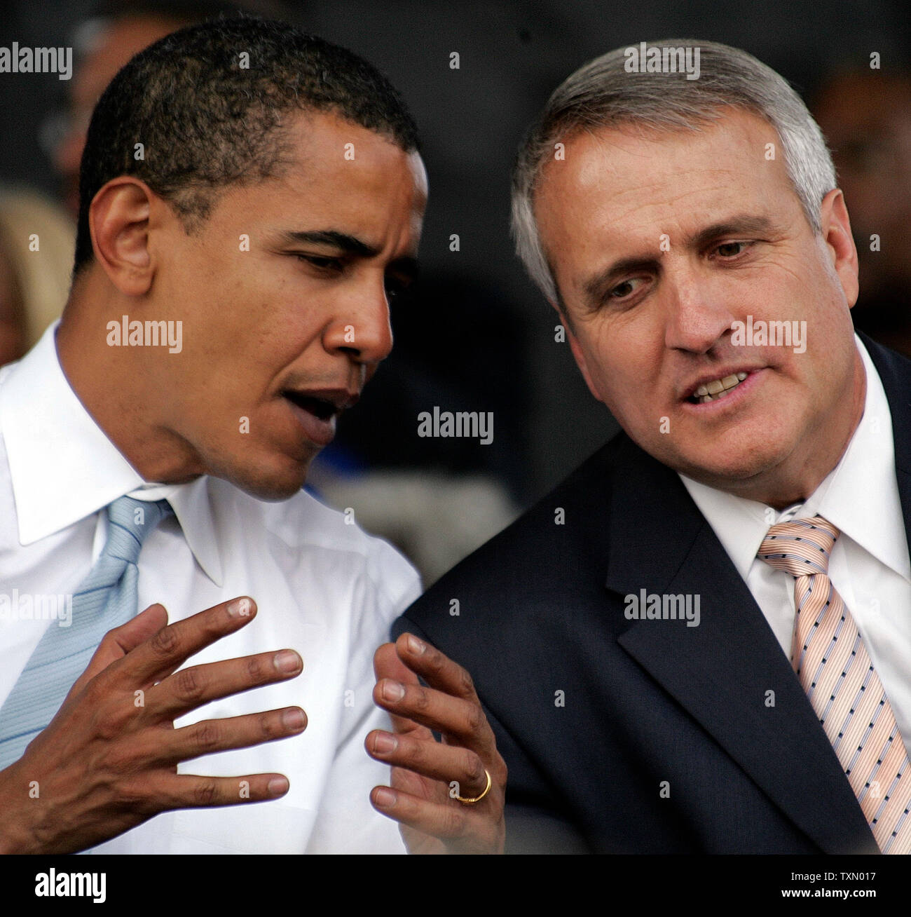 Le sénateur américain Barack Obama (G) de l'Illinois des entretiens avec le gouverneur du Colorado Bill Ritter, candidat démocrate (R) à un parti démocratique rassemblement politique à Aurora, Colorado, 24 octobre 2006. Le sénateur Obama a visité Colorado pour signer des copies de son nouveau livre "L'Audace de l'espoir" ainsi que d'assister au rassemblement politique. Le sénateur Obama envisage une course pour la présidence en 2008. (Photo d'UPI/Gary C. Caskey) Banque D'Images