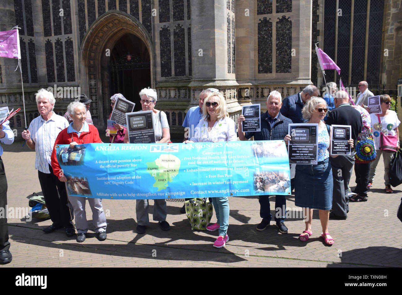 Les retraités de Norwich de protestation devant les bureaux de la BBC à la coupe dans la télévision gratuite des licences pour les retraités. Dans une mesure de sauver la BBC £500m, la télévision libre de poux Banque D'Images
