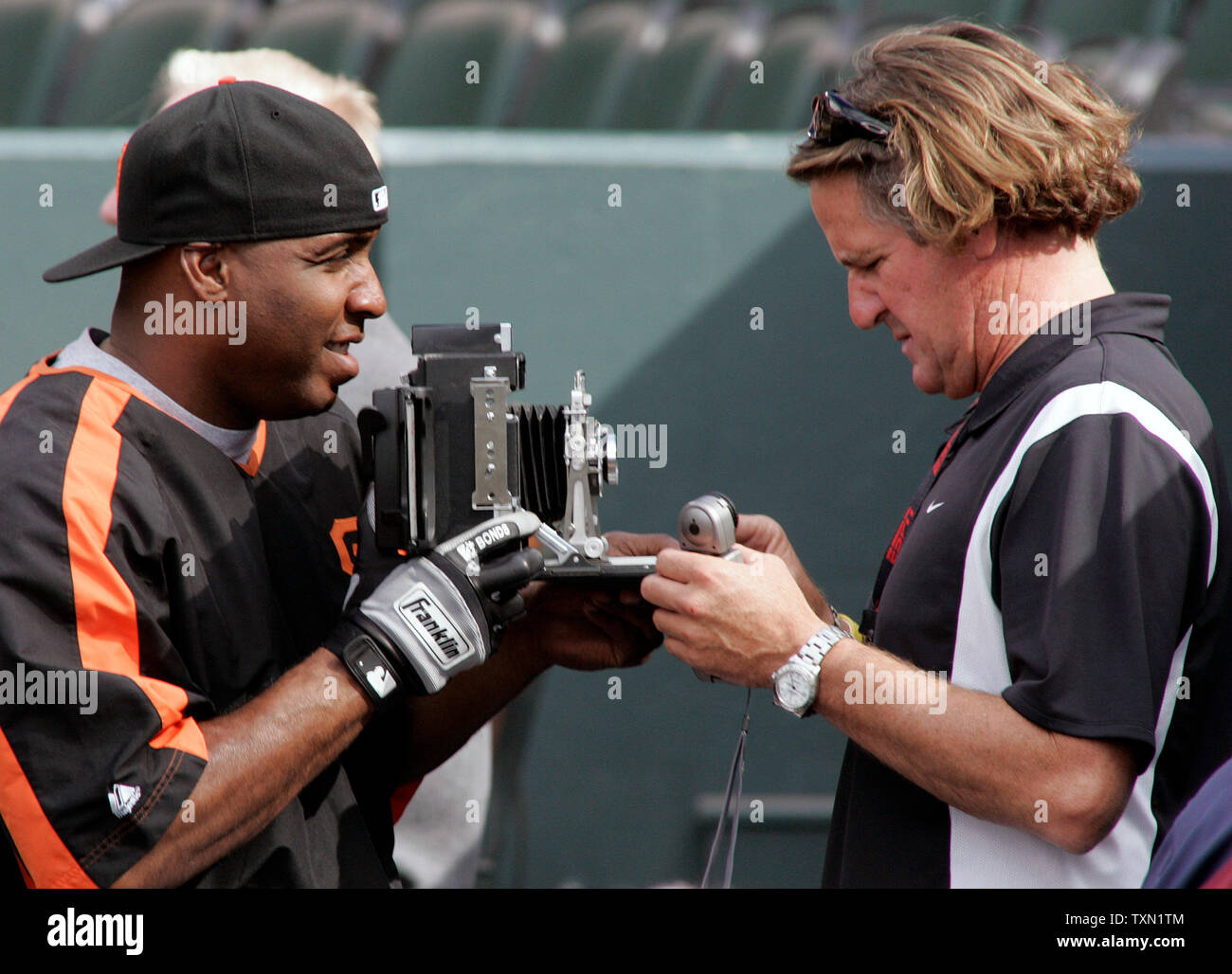 Giants de San Francisco Barry Bonds (L) reçoit des instructions sur l'exploitation d'un 4X5 voir l'appareil photo de photographe Scott Clark alors que les obligations d'attente pour la pratique au bâton au Coors Field de Denver le 12 mai 2007. Obligations est dix coups de circuit court de lier Hank Aaron pour la carrière MLB home run record. (Photo d'UPI/Gary C. Caskey) Banque D'Images