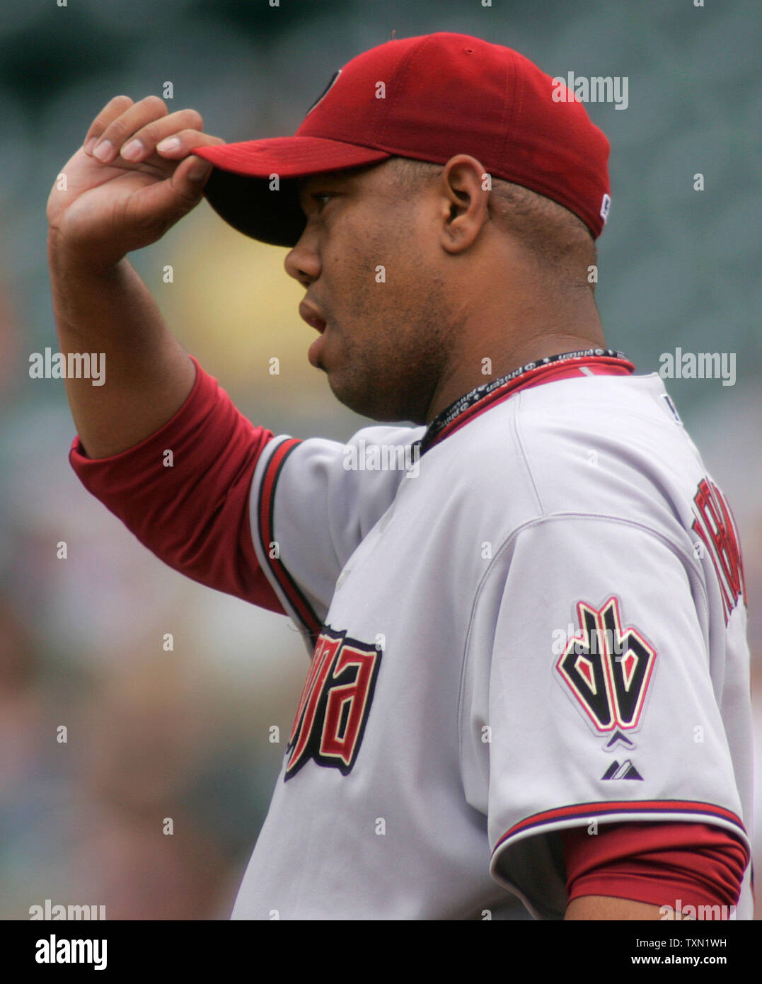 Le lanceur partant Arizona Diamondbacks Livan Hernandez ajuste son cap au cours de la quatrième manche contre les Rockies du Colorado au Coors Field de Denver le Mai 17,2007. Hernandez a obtenu sa quatrième victoire de la saison comme les Diamondbacks battre les Rockies 3-1. (Photo d'UPI/Gary C. Caskey) Banque D'Images