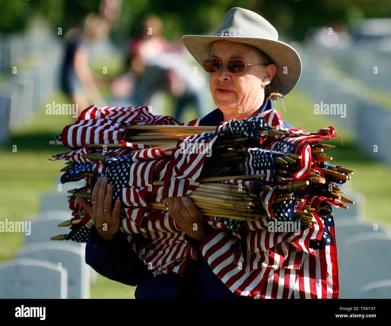 Chef scout bénévole Lisa Murphy de Lakewood, Colorado est fort ensemble de drapeaux américains pour ses scouts à lieu à des cimetières au Fort Logan National Cemetery à Denver le 26 mai 2007. La place des bénévoles plus de 88 000 drapeaux poursuivant une tradition commencée au début des années 1950. (Photo d'UPI/Gary C. Caskey) Banque D'Images