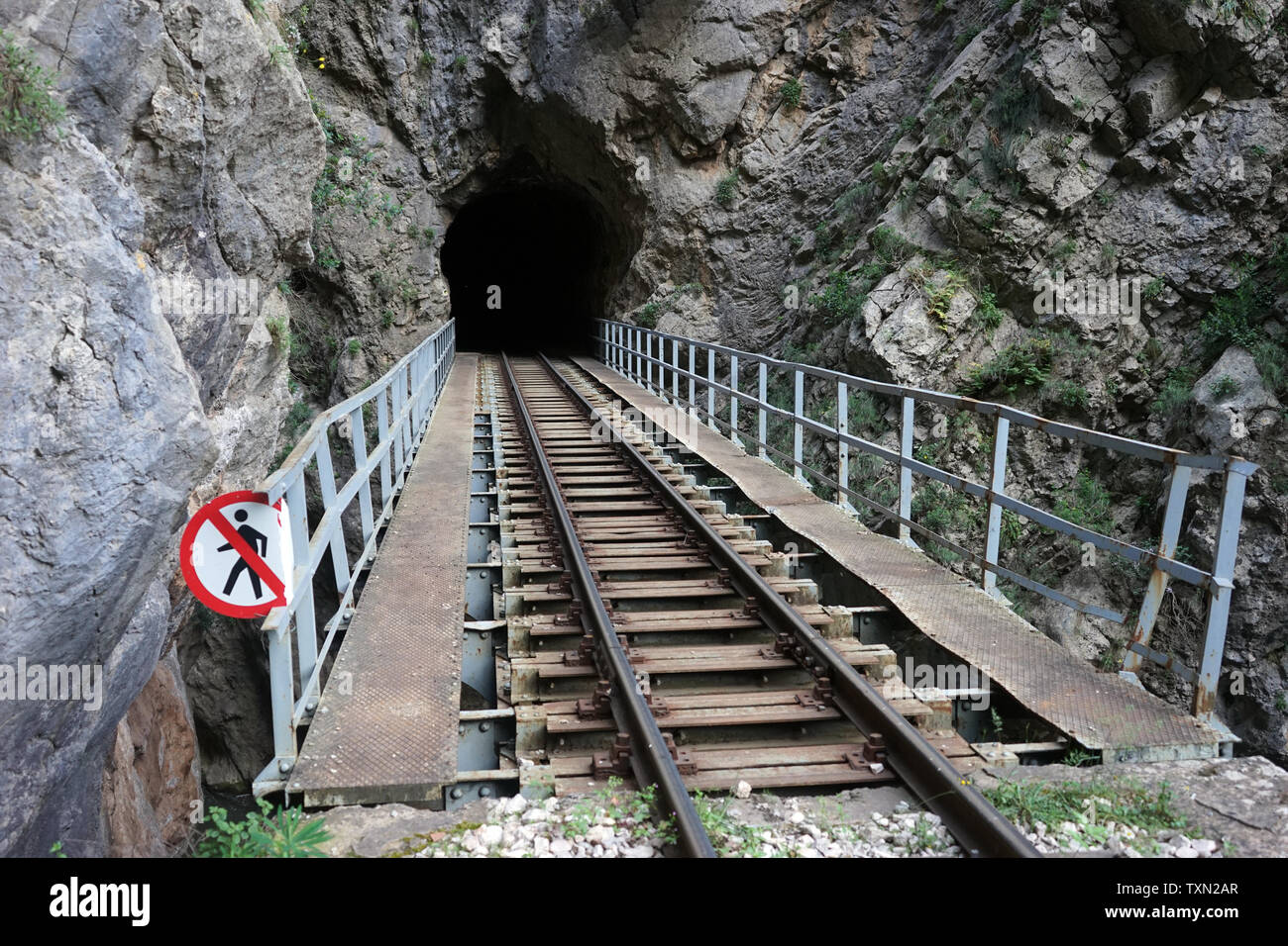 Tunnel ferroviaire dans les gorges de Vouraikos près de l'Hotel Waldblick, Grèce Banque D'Images