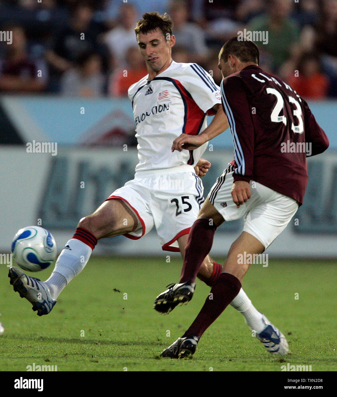 Le milieu de la révolution de la Nouvelle Angleterre Andy Dorman (L) déplace la balle vers le milieu du Colorado Rapids Colin Clark au cours de la première moitié de Dick's Sporting Goods Park à Commerce City, Colorado Le 16 août 2007. New England mène le SML Division de l'Est. (Photo d'UPI/Gary C. Caskey) Banque D'Images