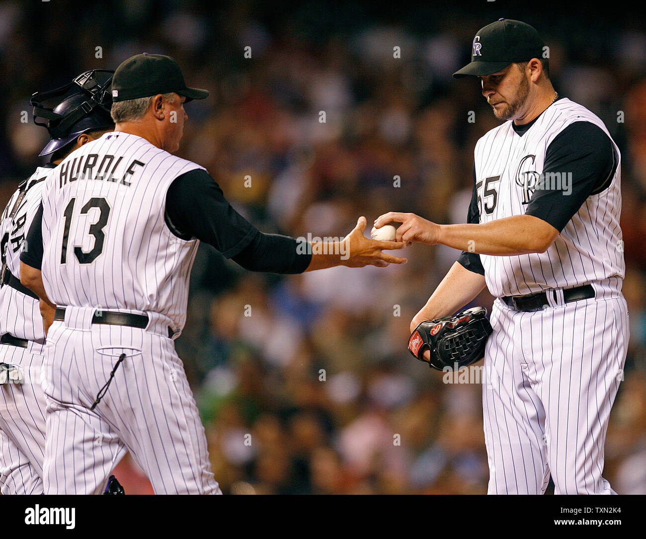 Rockies du Colorado manager Clint Hurdle (L) prend la balle de Mark Redman de soulagement longue dans la troisième manche contre les San Diego Padres au Coors Field de Denver le 7 septembre 2007. Obstacle à l'emploi dix pichets de devenir seulement la deuxième équipe dans l'histoire de la MLB à utiliser dix pichets dans un manche neuf jeu. Colorado a battu San Diego 10-4. (Photo d'UPI/Gary C. Caskey) Banque D'Images