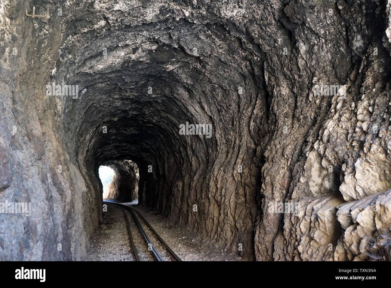 Dans le long tunnel ferroviaire Banque D'Images