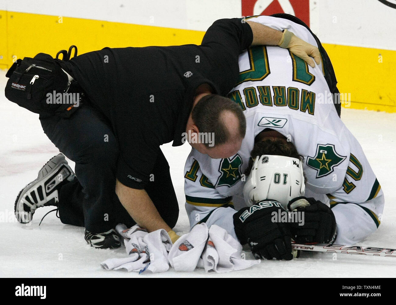 Entraîneur des Dallas Stars s'occupe d'aile gauche et le capitaine Brenden Morrow après un contrôle par l'Avalanche du Colorado le défenseur Jeff fabricants au cours de la troisième période à la Pepsi Center à Denver le 8 mars 2008. Battre Colorado Dallas 3-1. (Photo d'UPI/Gary C. Caskey) Banque D'Images