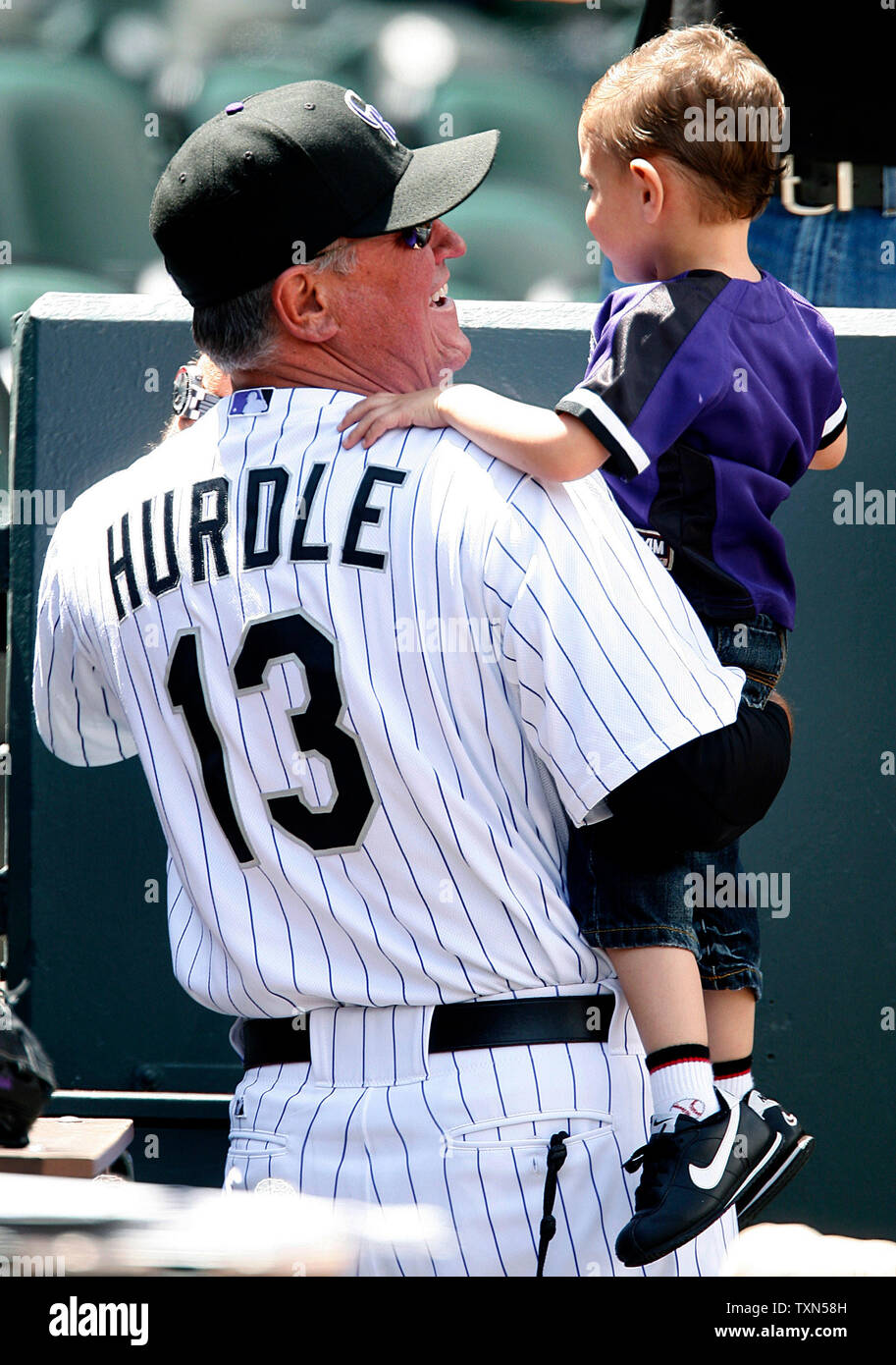 Rockies du Colorado manager Clint Hurdle est titulaire d'un jeune fan rocheuses pour une photo avant le match contre les Cardinals de Saint-Louis au Coors Field de Denver le 8 mai 2008. (Photo d'UPI/Gary C. Caskey) Banque D'Images