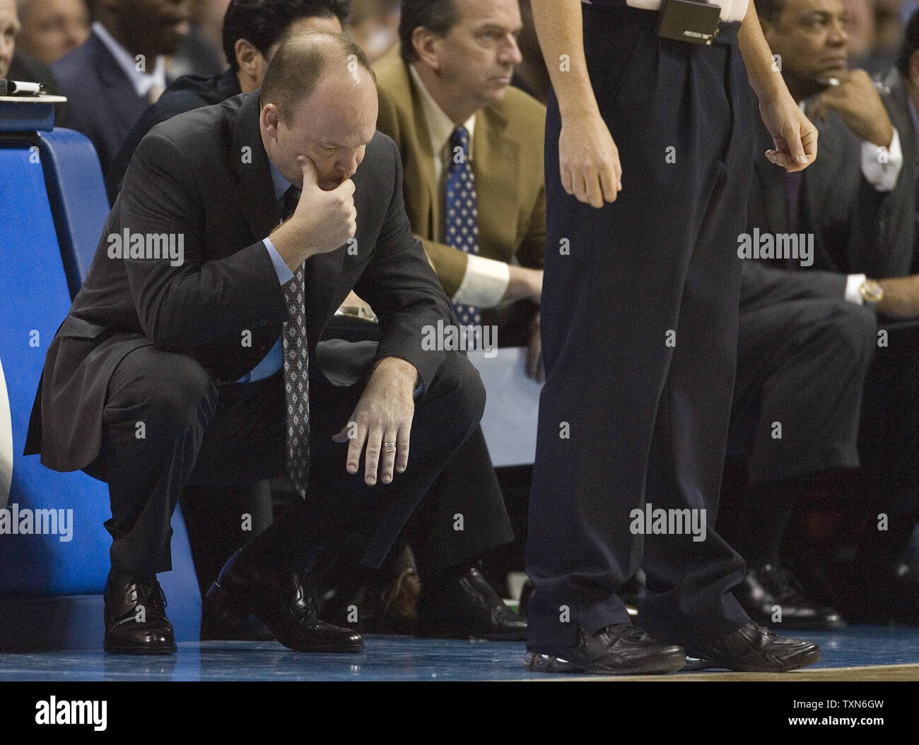 Milwaukee Bucks Head coach Scott Skiles réagit comme les Denver Nuggets construire une dérivation au cours du deuxième trimestre à la Pepsi Center de Denver, le 18 novembre 2008. (UPI Photo/ Gary C. Caskey) Banque D'Images