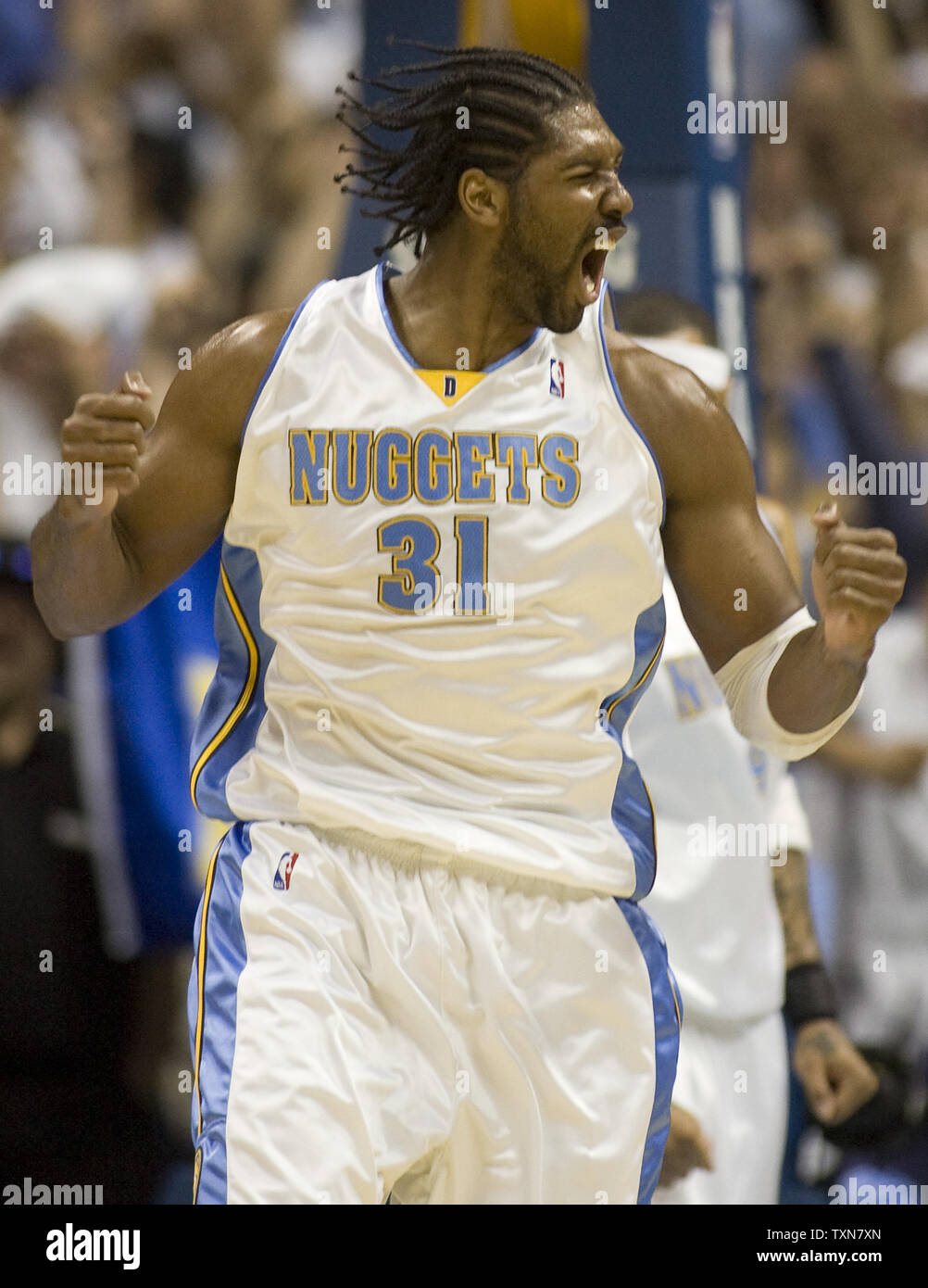 Le centre de Denver Nuggets Nene du Brésil célèbre dans le quatrième trimestre contre les Mavericks de Dallas au cours du jeu de la Conférence de l'Ouest cinq deuxième tour au Pepsi Center de Denver le 13 mai 2009. Avances de Denver à la conférence finale avec une victoire de 124-110 Dallas. (Photo d'UPI/Gary C. Caskey) Banque D'Images