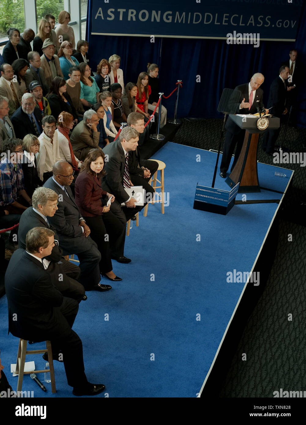 Le Vice-président américain Joe Biden (R) préside le Groupe de travail de la classe moyenne pour construire une classe moyenne forte grâce à l'économie verte du Denver Museum of Nature and Science à Denver le 26 mai 2009. Les membres du groupe de travail : (de G à D) Le sénateur Michael Bennett (D-CO), sous-secrétaire de l'énergie Daniel Poneman, le représentant américain au commerce, Ron Kirk, la ministre du Travail, Hilda Solis, secrétaire de l'Agriculture Tom Vilsack, et secrétaire du logement et du développement urbain Shaun Donovan. (Photo d'UPI/Gary C. Caskey) Banque D'Images