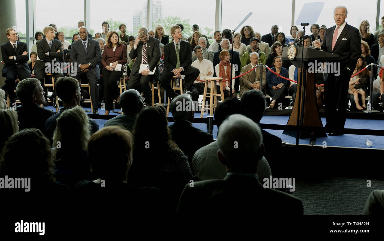 Le vice-président Joe Biden (R) prend la parole à une assemblée publique avec le Groupe de travail de la classe moyenne pour construire une classe moyenne forte grâce à une économie verte du Denver Museum of Nature and Science à Denver le 26 mai 2009. Le Groupe de travail est composé de (L-R) Le sénateur Michael Bennett, (D-CO), sous-secrétaire de l'énergie Daniel Poneman, le représentant américain au commerce, Ron Kirk, la ministre du Travail, Hilda Solis, secrétaire de l'Agriculture Tom Vilsack, et secrétaire du logement et du développement urbain Shaun Donovan. (Photo d'UPI/Gary C. Caskey) Banque D'Images