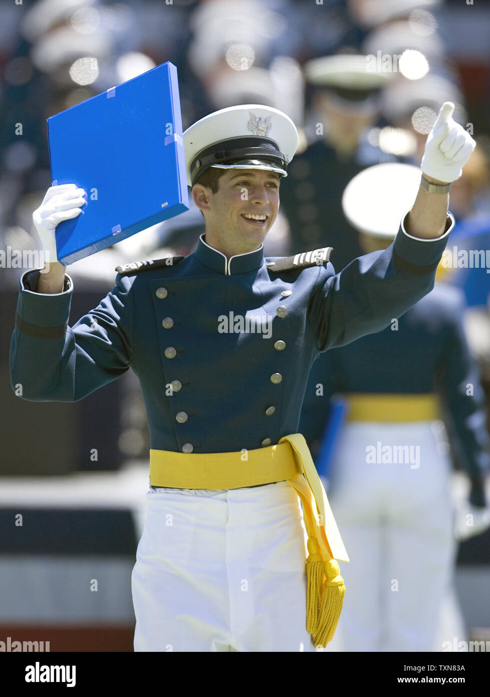 Un diplômé du célèbre cadet après avoir reçu son diplôme au cours de la 2009 United States Air Force Academy cérémonie de remise de diplômes, à Colorado Springs, Colorado Le 27 mai 2009. (Photo d'UPI/Gary C. Caskey) Banque D'Images