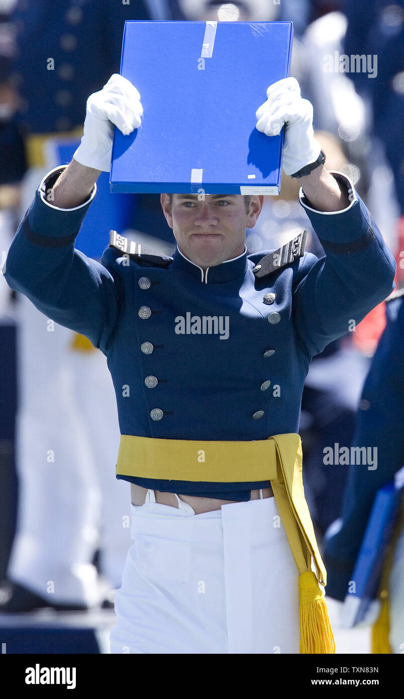 Un diplômé montre des cadets de son diplôme au cours de la 2009 United States Air Force Academy cérémonie de remise de diplômes, à Colorado Springs, Colorado Le 27 mai 2009. (Photo d'UPI/Gary C. Caskey) Banque D'Images