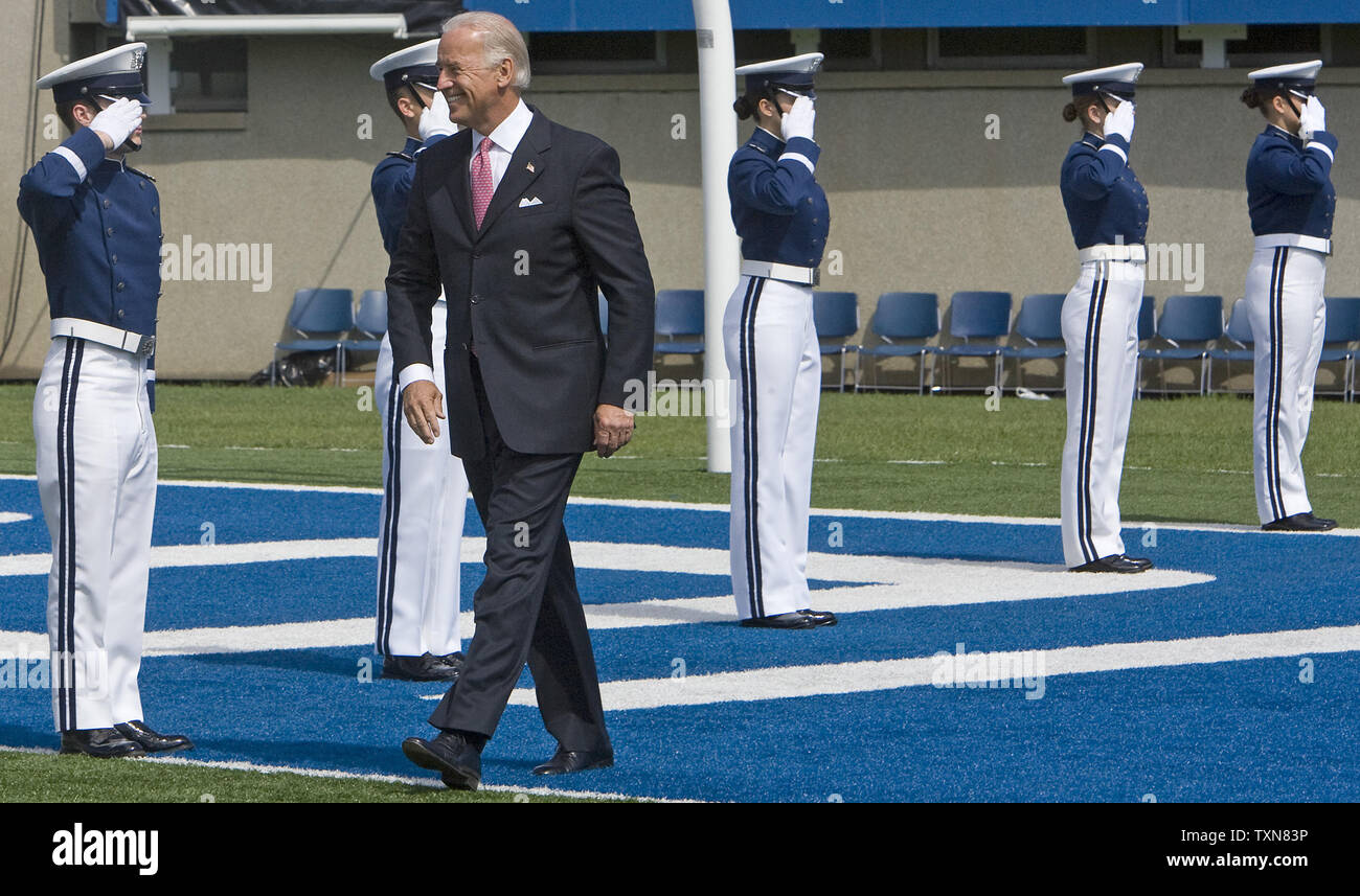 Le vice-président Joe Biden passe devant l'Armée de l'air sur la garde d'honneur à livrer son diplôme au cours de l'adresse 2009 United States Air Force Academy cérémonie de remise de diplômes, à Colorado Springs, Colorado Le 27 mai 2009. (Photo d'UPI/Gary C. Caskey) Banque D'Images