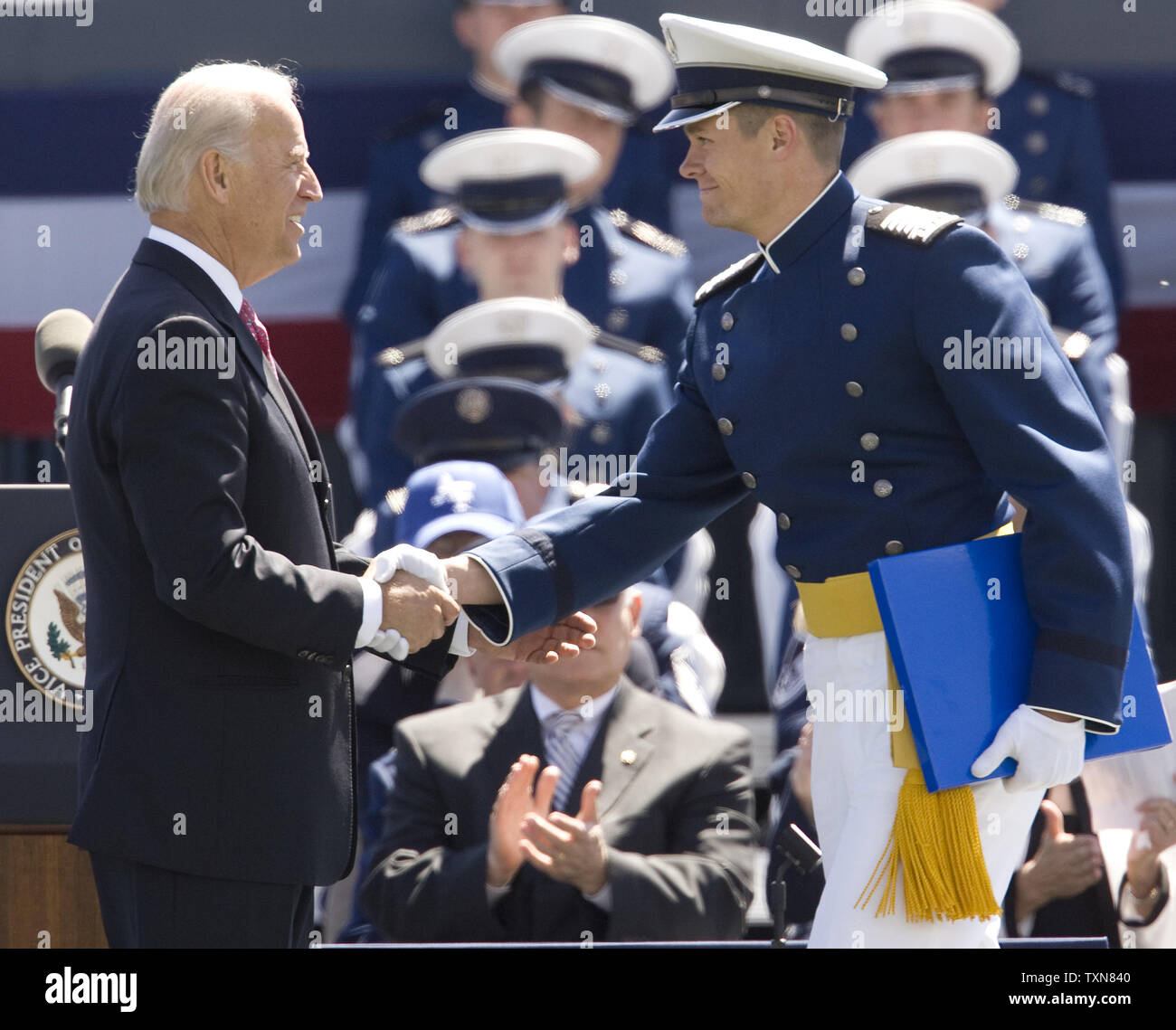 Le vice-président Joe Biden, serre la main avec le premier cadet de recevoir son diplôme de classe de 2009 au cours de la 2009 United States Air Force Academy cérémonie de remise de diplômes, à Colorado Springs, Colorado Le 27 mai 2009. (Photo d'UPI/Gary C. Caskey) Banque D'Images