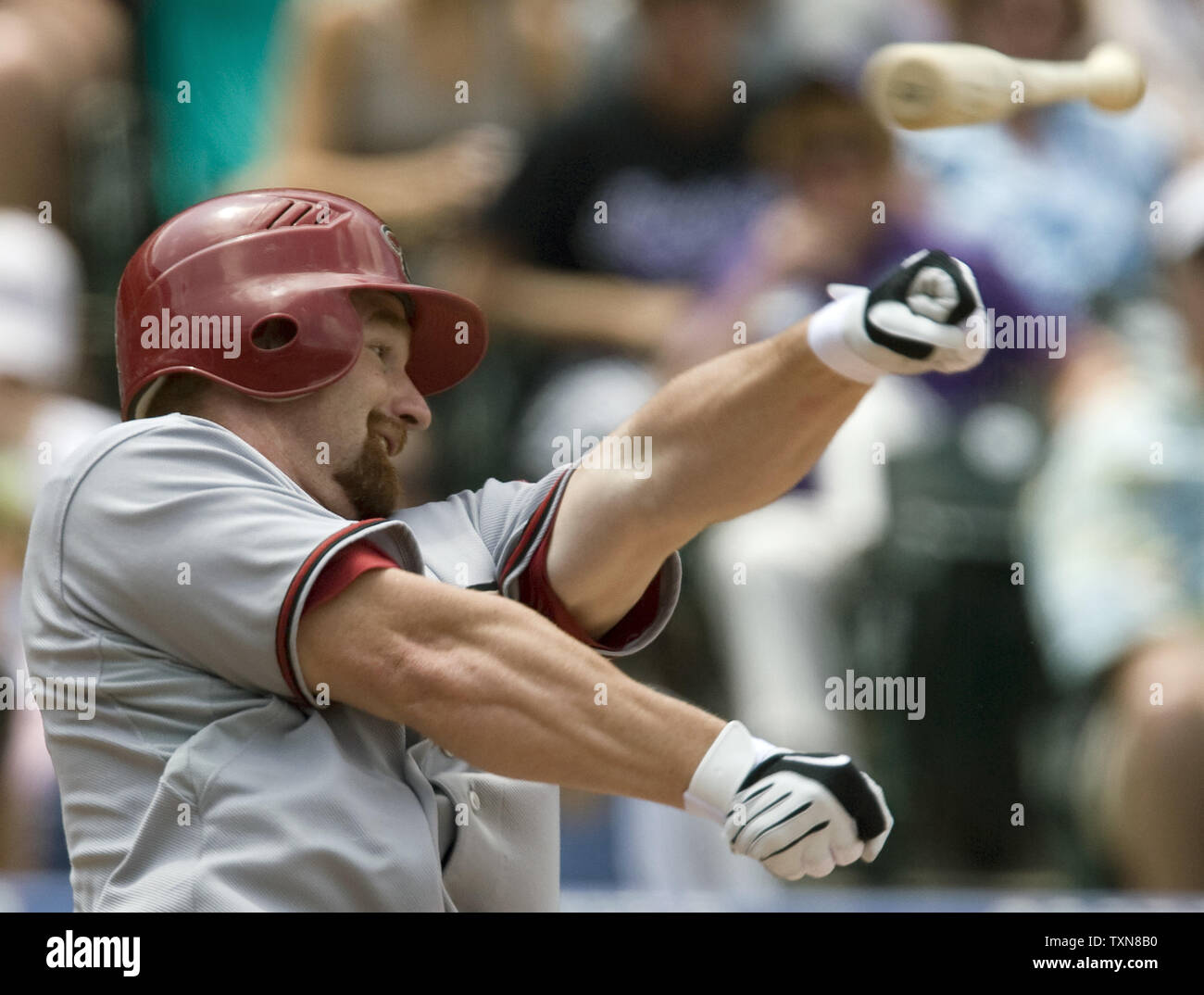 Le joueur de premier but des Arizona Diamondbacks Tchad Tracy frappe dehors et perdre son emprise sur sa bat au cours de la troisième manche au Coors Field de Denver le 5 juillet. L'année 2009. Tracy's bat a volé dans les Rocheuses, abri et personne ne soit blessé. (Photo d'UPI/Gary C. Caskey) Banque D'Images
