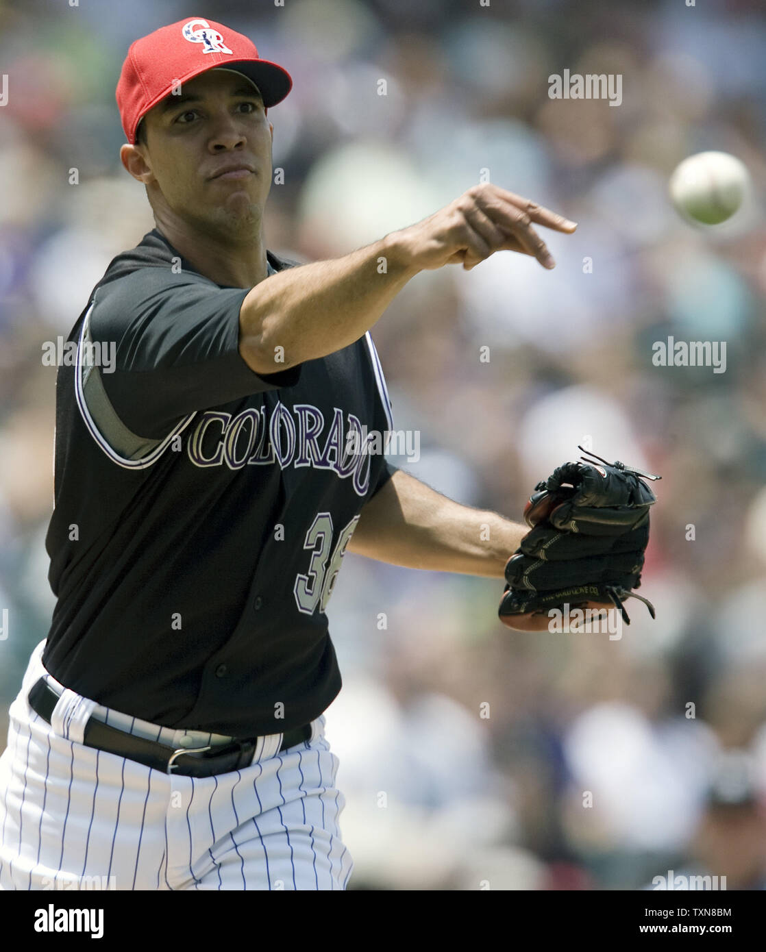 Rockies du Colorado le lanceur partant Ubaldo Jimenez touche des Arizona Diamondbacks fielder Gerardo Parra droite pour mettre fin à la deuxième manche au Coors Field de Denver le 5 juillet. L'année 2009. Battre l'Arizona Colorado 4-3. (Photo d'UPI/Gary C. Caskey) Banque D'Images